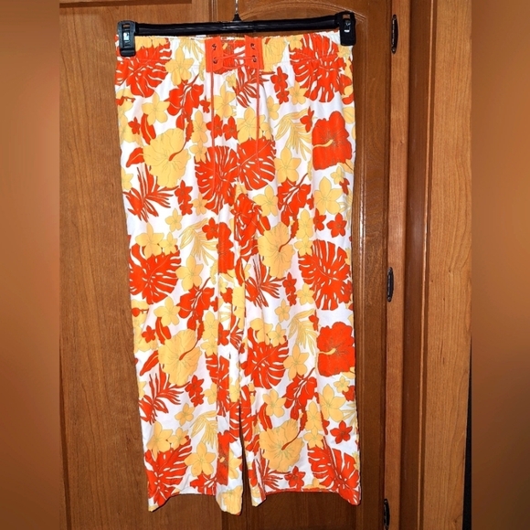 A pair of floral New York Laundry capris in a size medium. - Picture 1 of 5